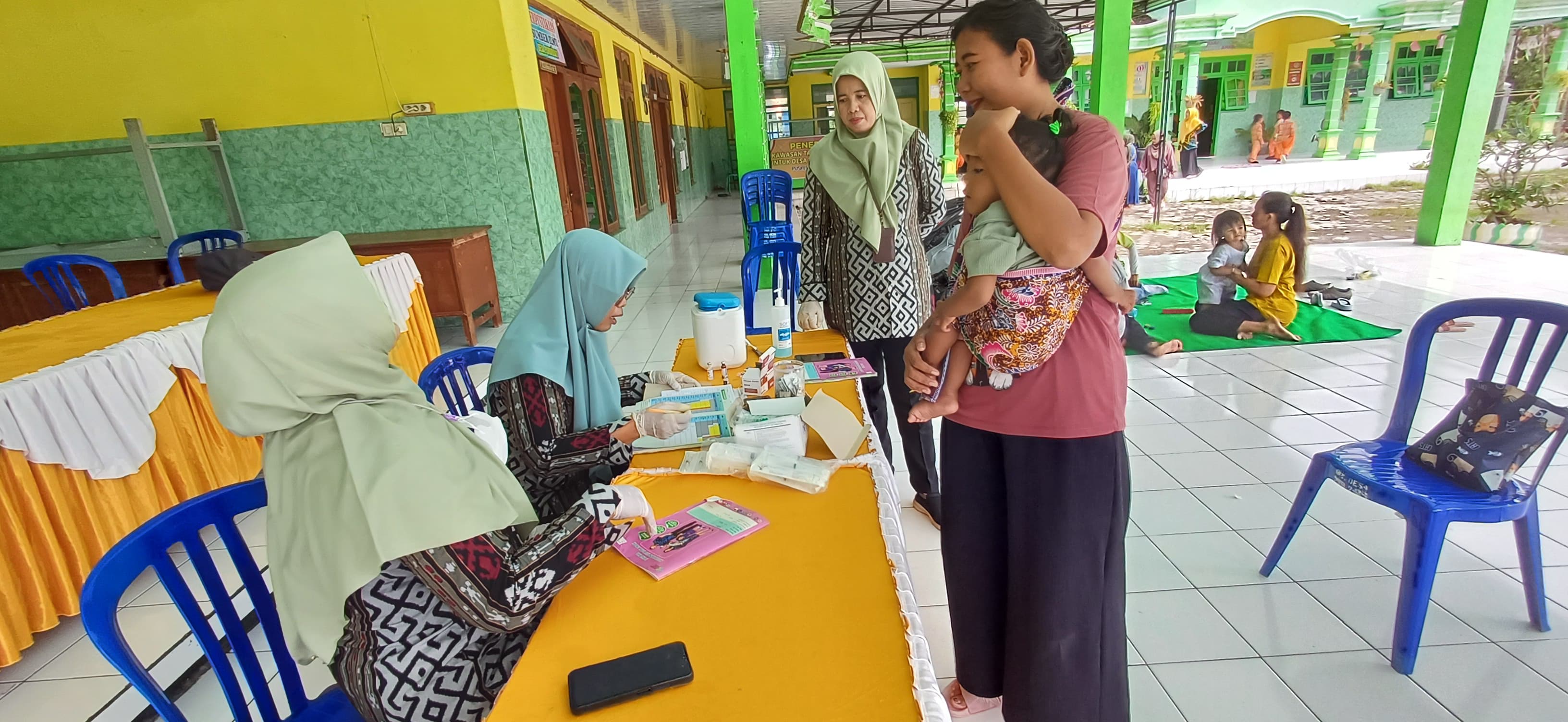 KEGIATAN IMUNISASI BALITA OLEH PUSKESMAS REJOMULYO DI DESA PURWODADI